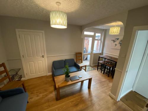 贝尔法斯特Connswater Town House Belfast的客厅配有蓝色的沙发和桌子