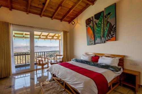 穆克缇斯瓦Shree Parijat Resort At Mukteshwar Hill Station with Himalayan View的一间卧室设有一张床和一个阳台