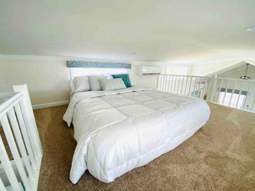 默特尔比奇Vacation Cottage North Myrtle Beach 68的白色卧室内的一张大白色床