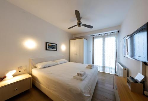 卡托加兹阿Beautiful Pelion Sea House的卧室配有白色的床和平面电视。