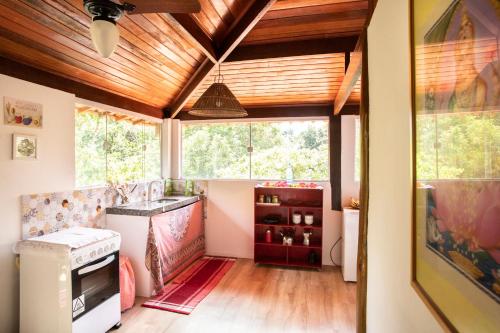 皮帕Pipa Surf Yoga的厨房设有木制天花板和窗户。