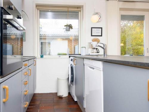 海默特6 person holiday home in Hemmet的一个带水槽和洗碗机的厨房