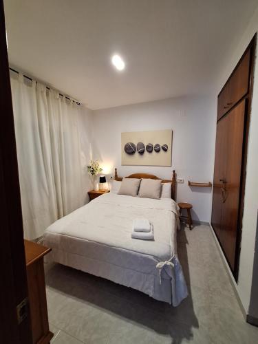 迈阿密普拉特亚Apartamento California 3的一间卧室,卧室内配有一张大床