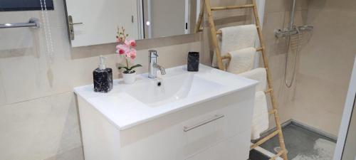 蓬他达维托亚Casa Panorama Sol的白色的浴室设有水槽和镜子