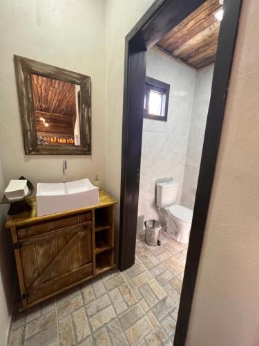 坎巴拉Pousada Costaneira的一间带水槽和卫生间的浴室