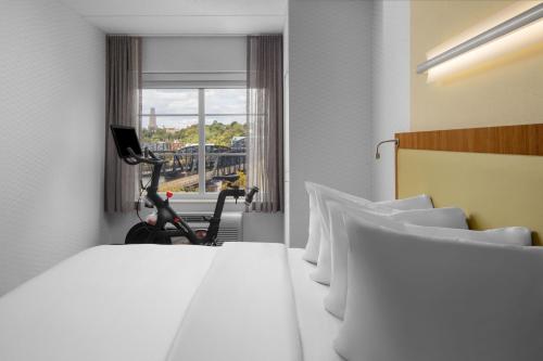 匹兹堡春季山丘套房酒店匹兹堡南部工程的一间酒店客房,房间内设有一张床和一辆自行车