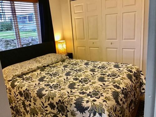 哈迪港特尔克住宿加早餐旅馆的一间卧室配有一张带花卉棉被的床