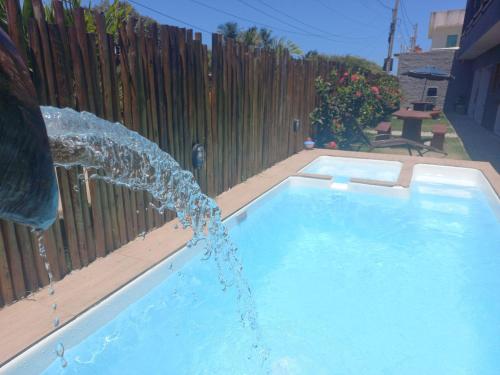 德奥多鲁元帅镇Flats da Ilha 2 Quartos的一个带喷泉的游泳池