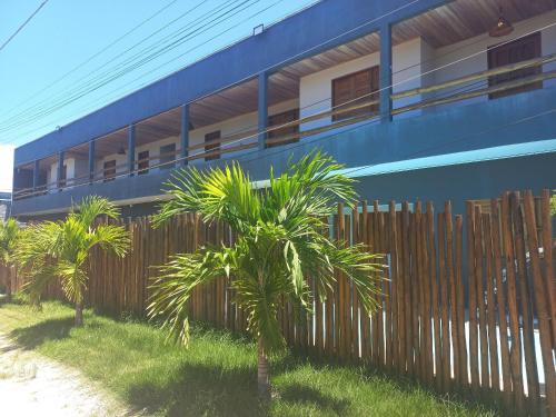 德奥多鲁元帅镇Flats da Ilha 2 Quartos的 ⁇ 前有棕榈树的蓝色建筑