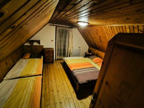 利普托斯基米库拉斯Chata Pod Jedľou的阁楼间 - 带两张床和窗户