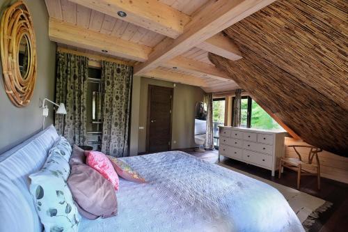 AmatciemsSVILPJI Lakeside Retreat House in a Forest with all commodities的一间带一张床的卧室,位于带木制天花板的房间内