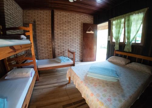 伊波兰加PETAR Pousada Núcleo Terra Iporanga的客房设有两张双层床和一扇窗户。