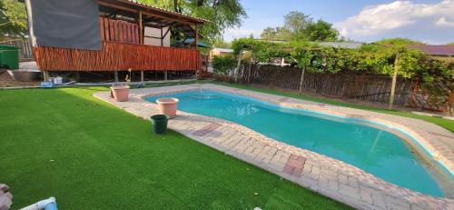马翁Maun Luxury Oasis的院子里游泳池的形象