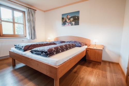 滨湖伦茨Biohof Teufel的一间卧室,卧室内配有一张木床