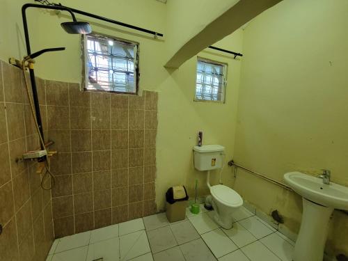 YundumNicely Furnished Comfortable Holiday Apartment Home at Yarambamba Estate的一间带卫生间和水槽的浴室