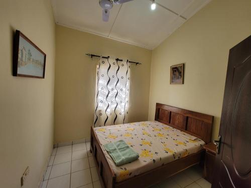 YundumNicely Furnished Comfortable Holiday Apartment Home at Yarambamba Estate的一间小卧室,配有床和窗户