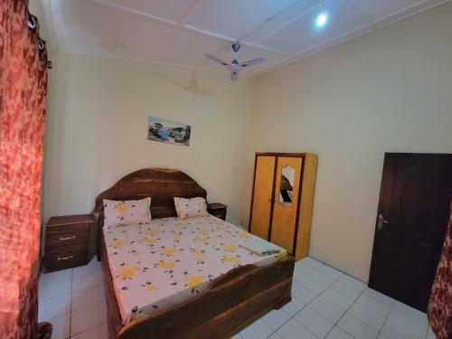 YundumNicely Furnished Comfortable Holiday Apartment Home at Yarambamba Estate的卧室配有一张床