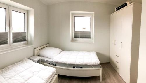 达默Zur Strandwiese W3的带2扇窗户的客房内的2张床