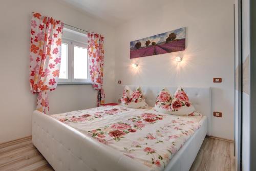 普拉Villa Marcelia的卧室配有带枕头的大型白色床