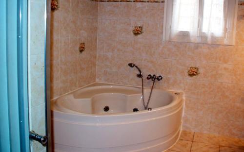 卡斯泰尔诺－蒙特拉蒂耶Maison de 4 chambres avec vue sur la ville jacuzzi et jardin clos a Castelnau Montratier的带窗户的浴室内的白色浴缸