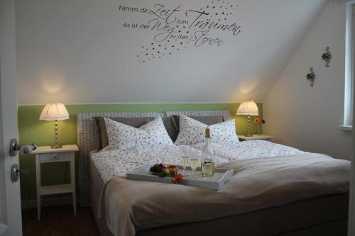 博恩Ferienwohnung Morgensonne的一间卧室配有一张床,上面有水果盘