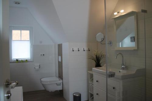 博恩Ferienwohnung Morgensonne的白色的浴室设有卫生间和水槽。