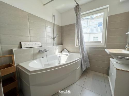 奥尔本尼兹The Sea Room的白色的浴室设有浴缸和水槽。