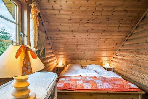 哈瑟尔贝格Mein Blockhaus的小木屋内一间卧室,配有一张床