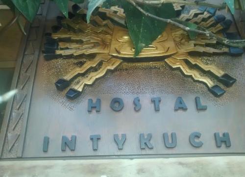 奥塔瓦洛Intykucha的建筑上医院的标志
