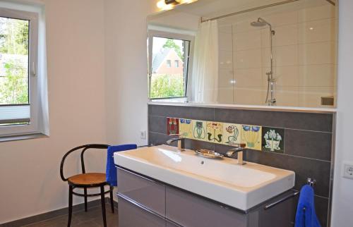 UlsnisSchleiglanz的一间带水槽和镜子的浴室
