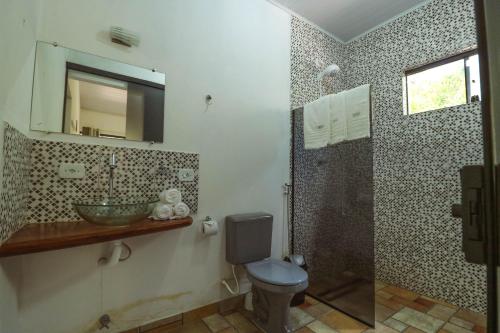 韦尔卡鲍Vyzuh Guest House的一间带水槽、卫生间和淋浴的浴室