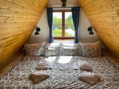 埃格尔EgerCottages - Bikavér Cottage的一间卧室设有一张大床和大窗户