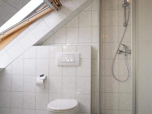 普雷罗Haus am Brunnen Apartment 50的带淋浴和卫生间的浴室