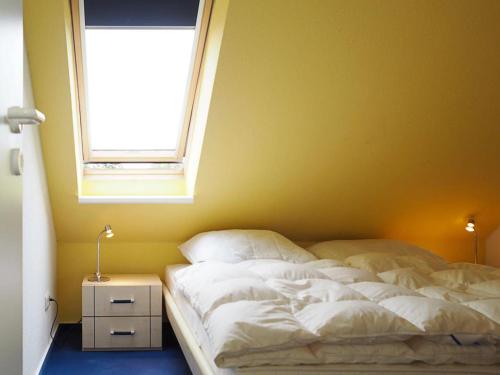 普雷罗Haus am Brunnen Apartment 50的卧室配有白色的床和窗户。
