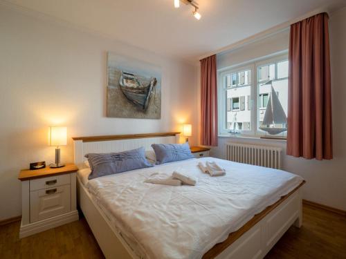 宾茨Ferienwohnung 560 in der Villa Gudrun的卧室配有一张大白色床和窗户