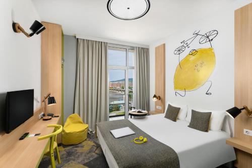 布达佩斯布达佩斯市宜必思尚品酒店的一间酒店客房,一间设有一张床和一张书桌