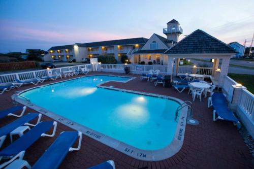 巴克斯顿哈特勒斯岛酒店的悬崖度假村的旅馆游泳池