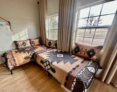 River View Ranch的一间卧室设有两张床和窗户。