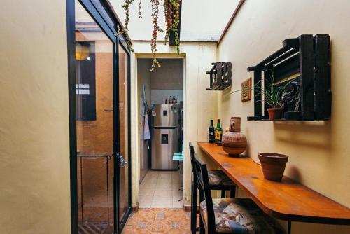 墨西哥城Mejor precio ubicación 2p habitación cómoda的客房设有带柜台和冰箱的厨房