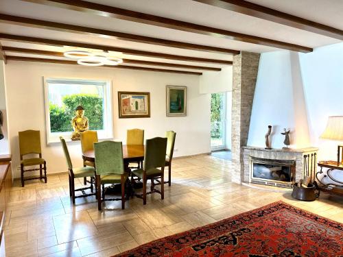 农嫩霍恩Villa Noho的客厅配有桌椅和壁炉