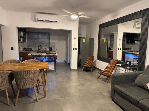 卡波圣卢卡斯Departamento en 1er piso 2 bdr 2bath tezal的一间带桌椅的客厅和一间厨房