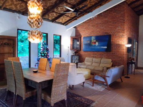 珍南海滩Pondok Keladi Langkawi Guesthouse的客厅配有桌子和圣诞树