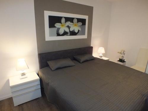 库克斯港Watten-Blick 2的一间卧室配有一张带2个床头柜和2盏灯的床。