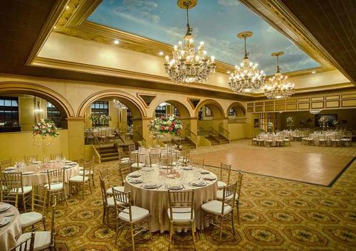 大西洋城The Claridge Hotel的宴会厅配有白色的桌椅和吊灯