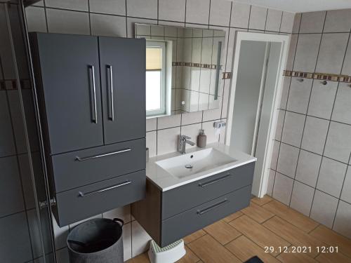 Bad SülzeNEU! Ferienhaus Römer的一间带水槽和镜子的浴室
