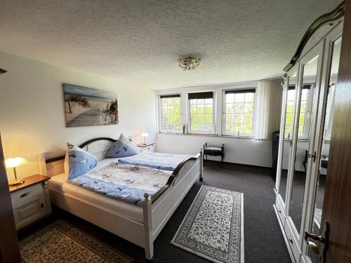 桑德NEU! Ferienwohnung Nordlicht的卧室配有一张床、一张书桌和窗户。