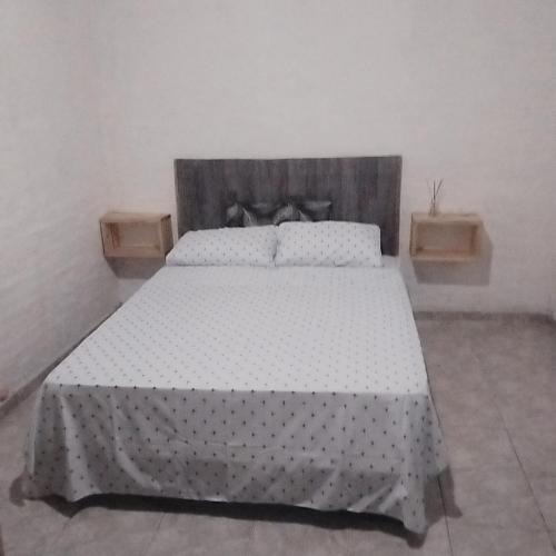福尔摩沙Armonia的一间卧室配有一张带波卡圆床罩的床。
