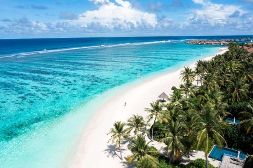 FenfushiRadisson Blu Resort Maldives的享有棕榈树海滩和大海的空中景致