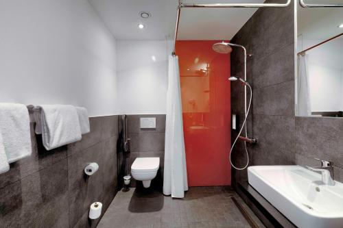 舍讷费尔德Campanile Berlin Brandenburg Airport的浴室配有白色卫生间和盥洗盆。