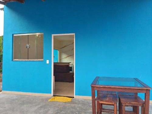 帕苏斯Casa Azul的蓝色的墙,有桌子和蓝色的墙